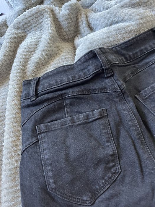 czarne jeansowe spodenki z wysokim stanem