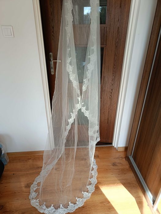 Długi ślubny welon