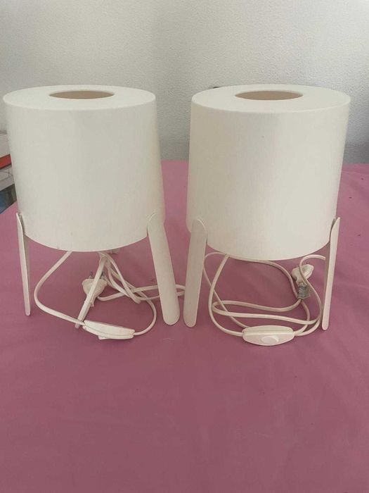Par de Candeeiros de Mesinha de Cabeceira / Mesa de Apoio - Brancos (IKEA)