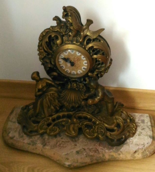 Relógio antigo com base em pedra mármore