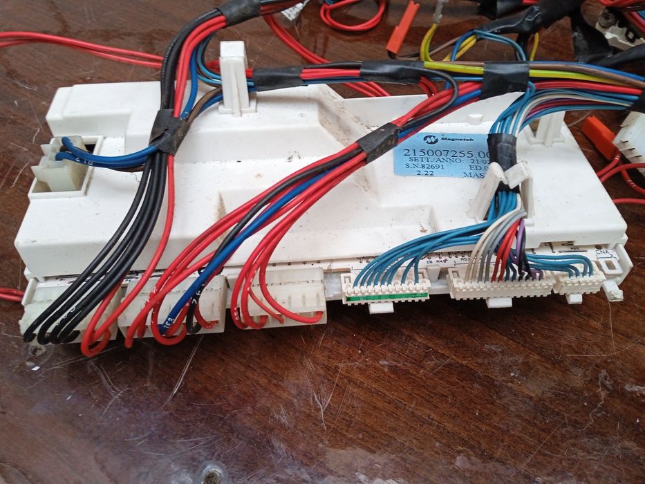 Продам стиральную машину по запчастям  Ariston