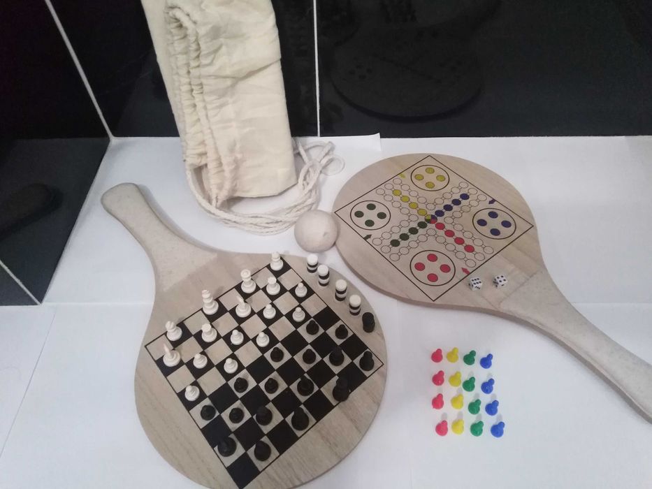 Jogo 4 em 1 Raquetes,Xadrez,Damas e Parchis.