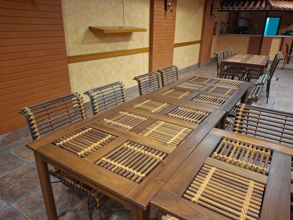 Conjunto de Mesa e Cadeiras | Excelente Estado