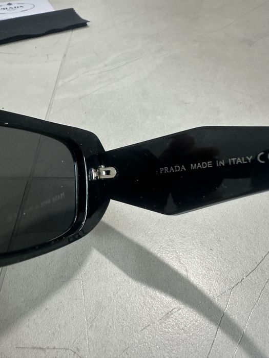 Okulary czarne przeciwslonecze prada