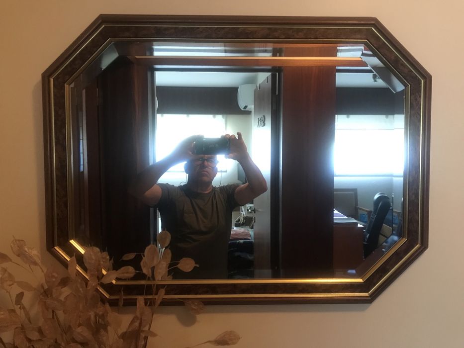 Móvel de corredor com pedra de mármore e espelho