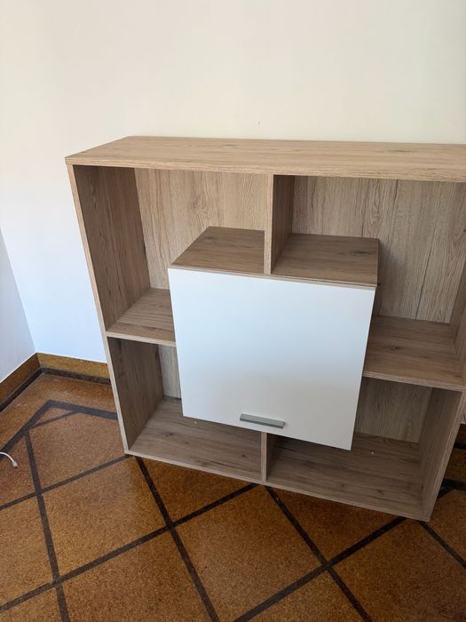 Estante para livros e decorações.