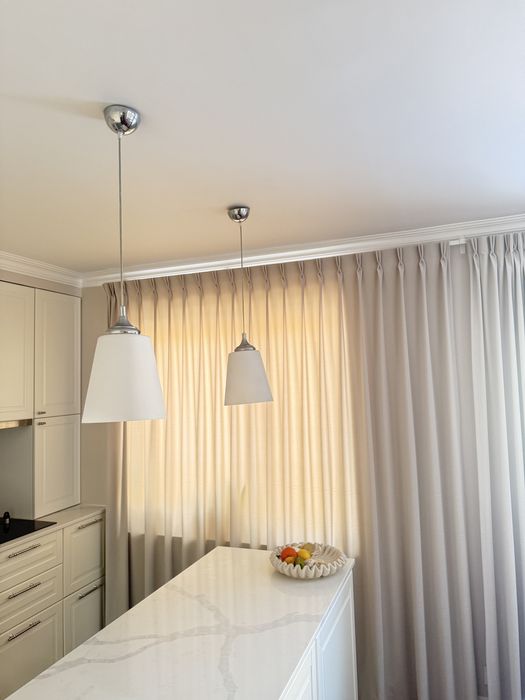 Lampy wiszące nad wyspe