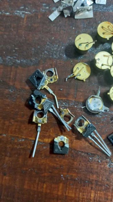 Радіодеталі різні.