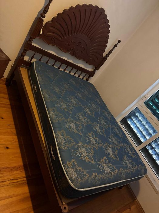 Conjunto de cama e móvel em madeira