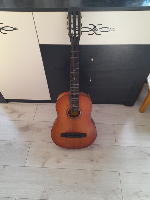 Продам старинную гитару.