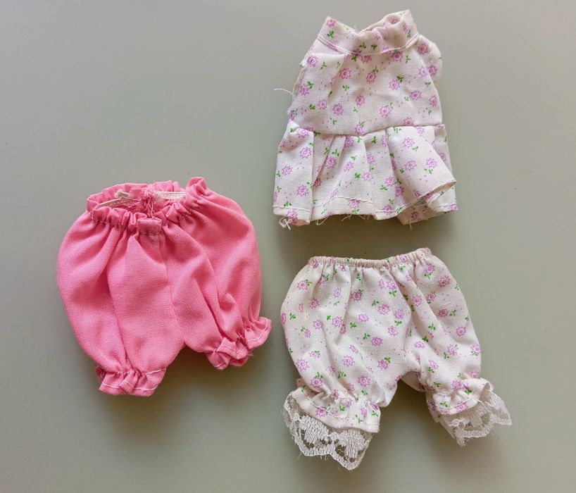 Roupas para bonecas.