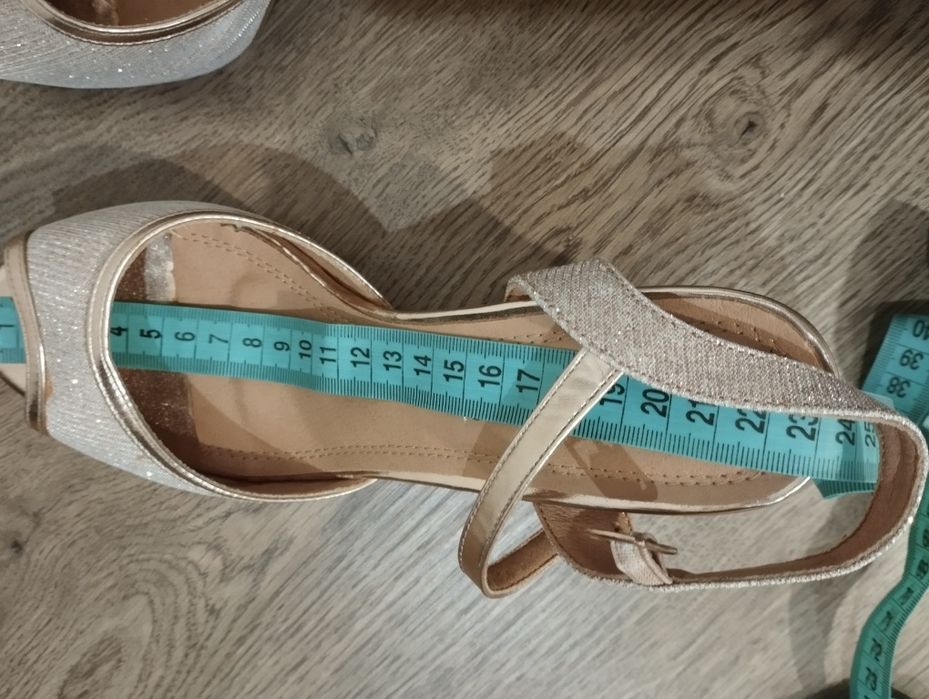 Босоніжки жіночі на каблуку