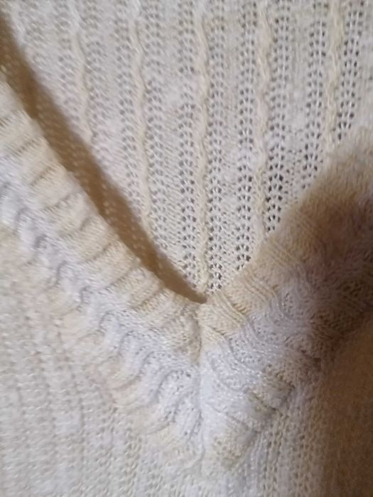 Sweter kremowy z lekkiej dzianiny