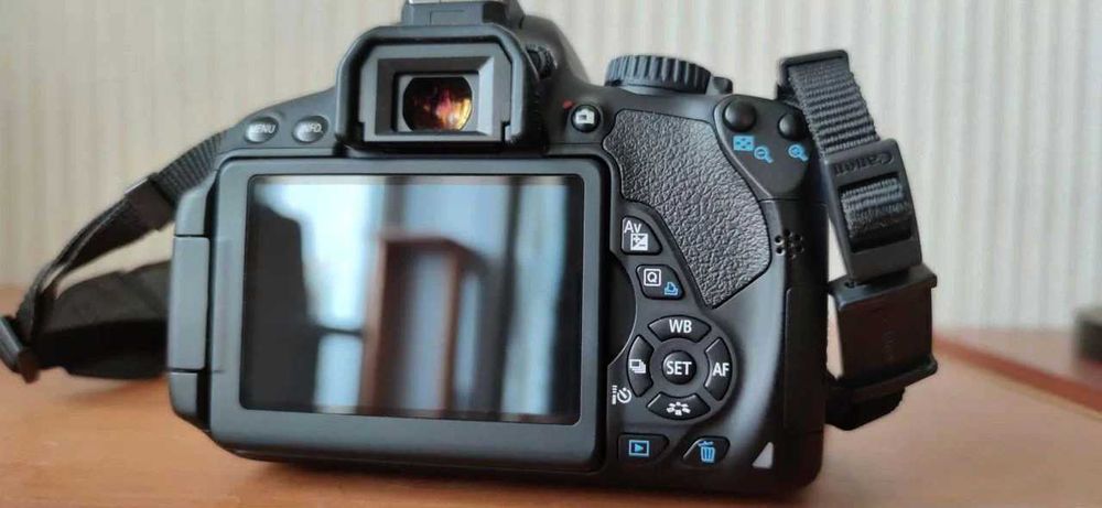 Дзеркальний фотоапарат Canon Eos 650D -об'єктив, сумка. Стан нового!