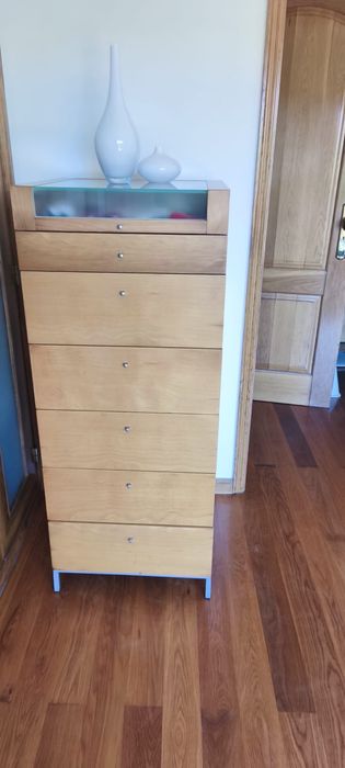 Quarto casal  composto por cama, colchao, mesinhas de cabeceira e camiseiro