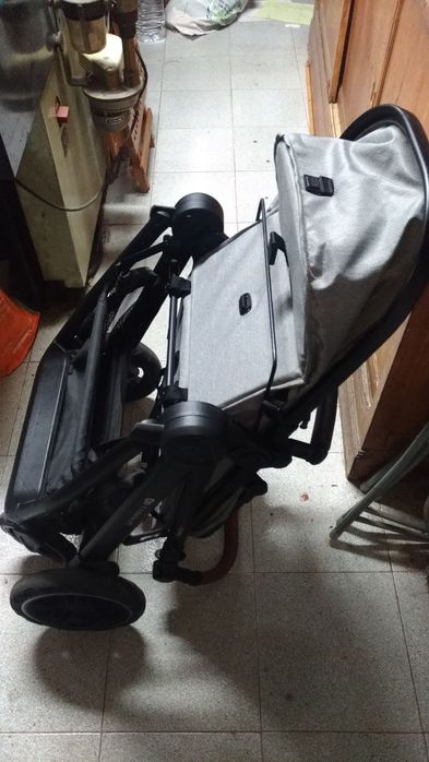 Carrinho de bebé Kinderkraft com suspensão