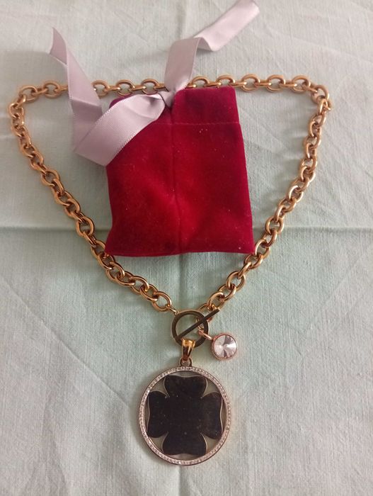 Colar dourado, com aros largos e medalha