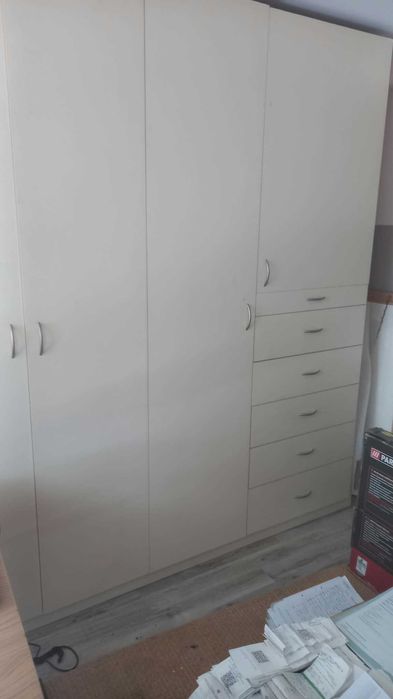 Armário alto portas e gavetas