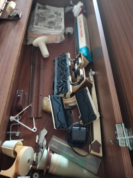 Vendo máquina de tricotar manual e elétrica.
