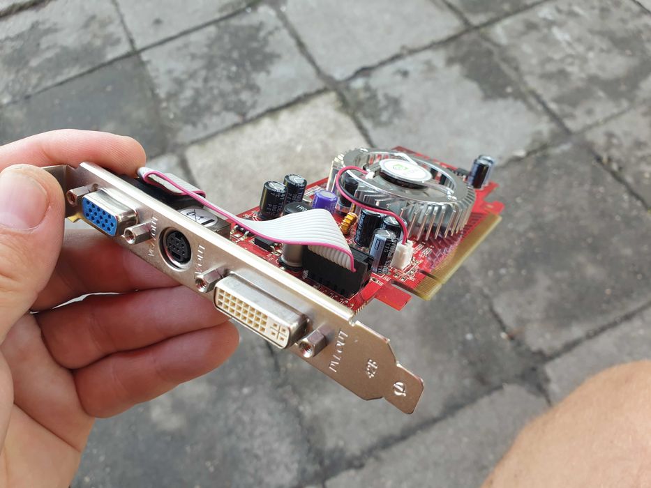 GeForce 7300LE PCI-E 256MB DDR2 TV-OUT DVI sprawna