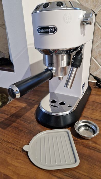 Ekspres kolbowy DeLonghi.  Używany w idealnym stanie.