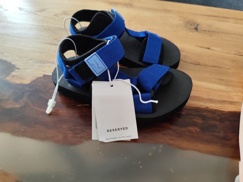 Reserved nowe sandały 28
