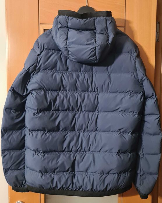 Casaco com capuz de  cor azul e da marca  Geox