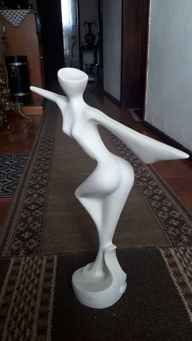 estátua mulher como nova