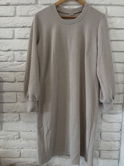 Стильне трикотажне плаття в рубчик
