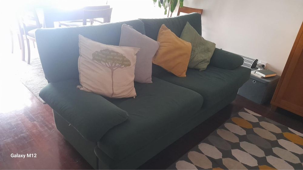 Sofá de três lugares verde