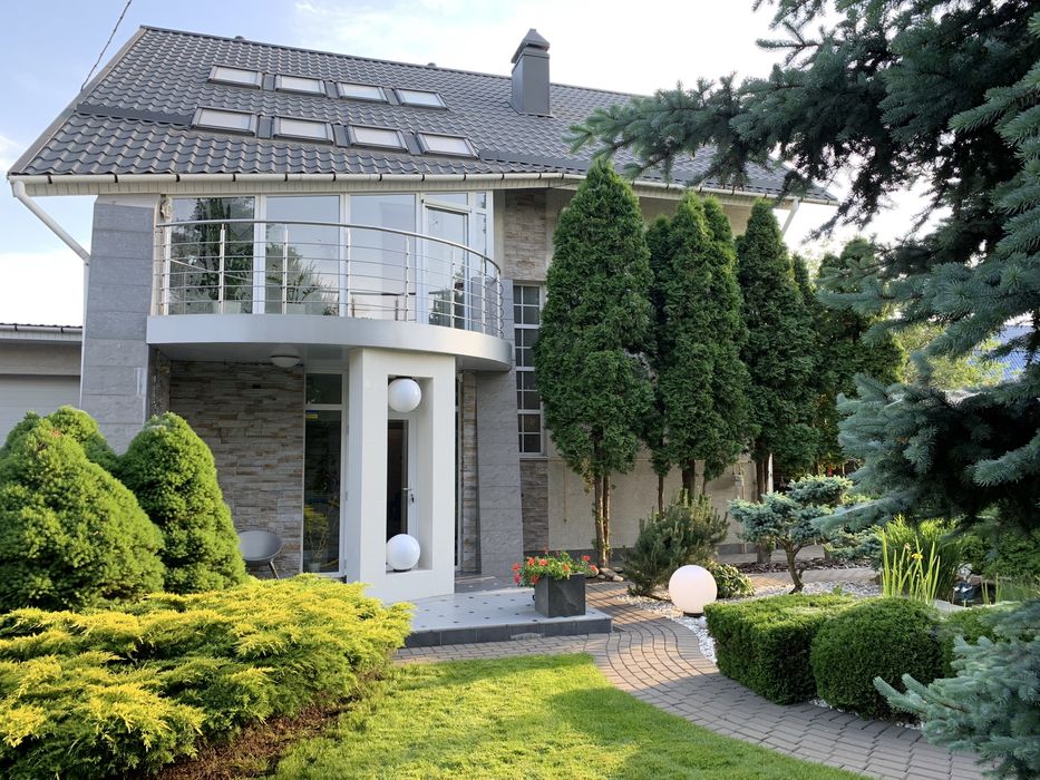 Продам 3-х поверховий  стильний будинок