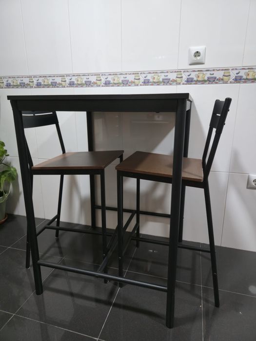 Mesa e cadeiras altas