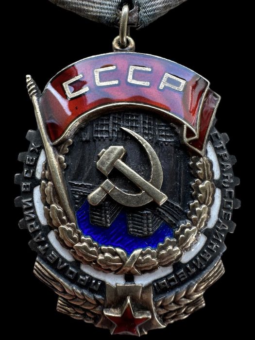 Order Czerwonego Sztandaru Pracy jest typu płaskiego