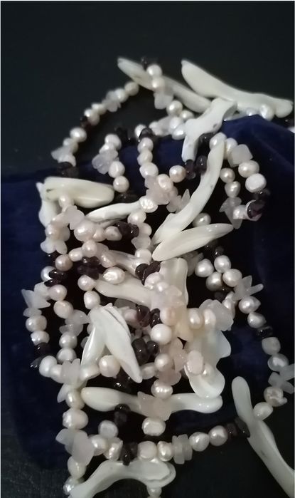 Colar de pérolas verdadeiras e granadas e madreperolas