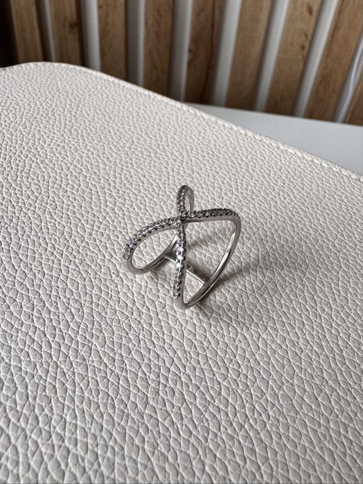 Yes srebrny pierścionek cyrkonie