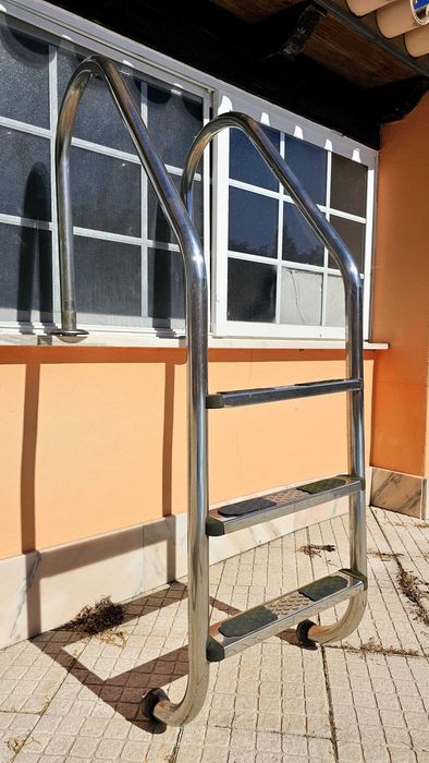 Vendo escada praticamente nova para piscina