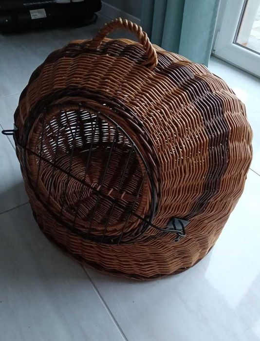 Transportem kosz wiklinowy dla kota