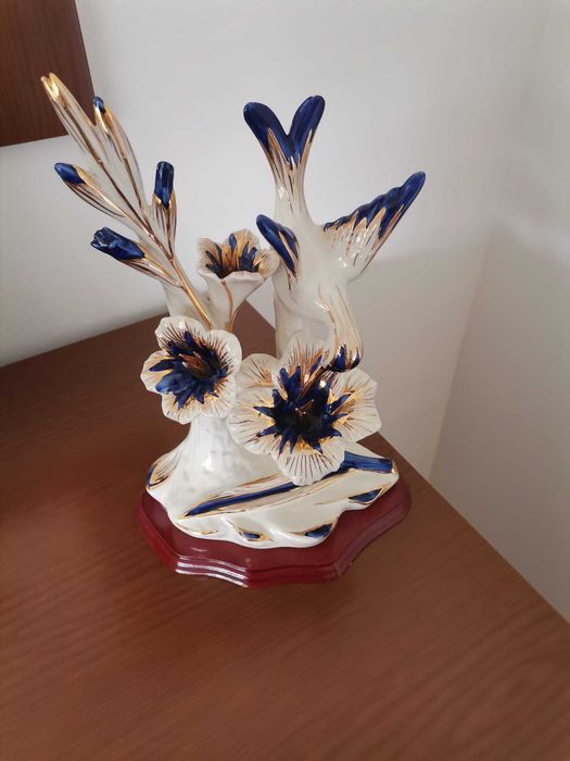 Artigo de decoração em loiça: pássaro e flores