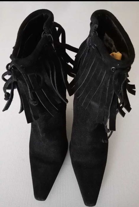 Botins pretos em pele