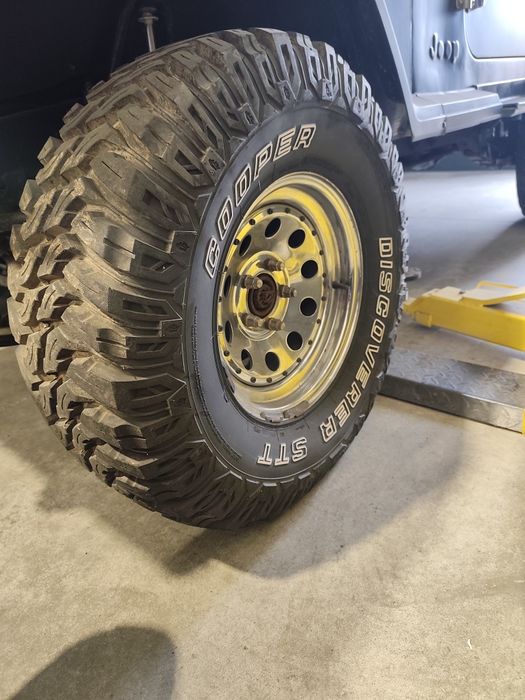 4 pneus e jantes 32/11.5R15 Cooper furação Jeep