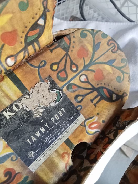 Caixa antiga de garrafas de vinho do porto