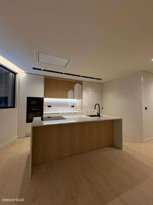 Exclusivo T1 com Varanda de 28m² e Arquitetura de Autor – S. Cosme, Go