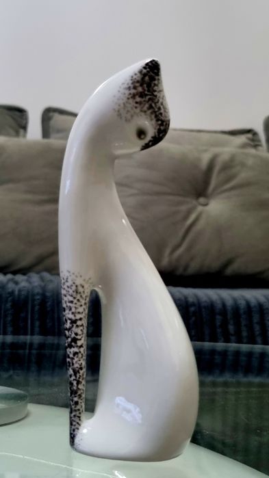 Sygnowana figurka „Siedzący kot” M. Naruszewicz Ćmielów, 1956 r.