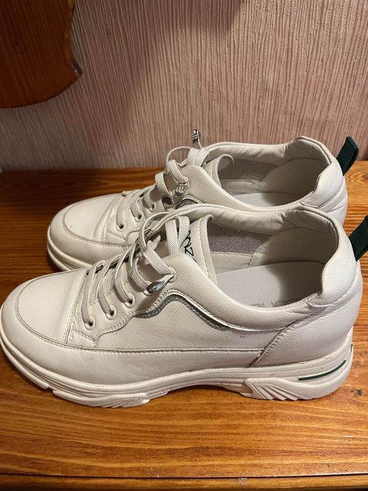Кросівки жіночі 39 розмір
