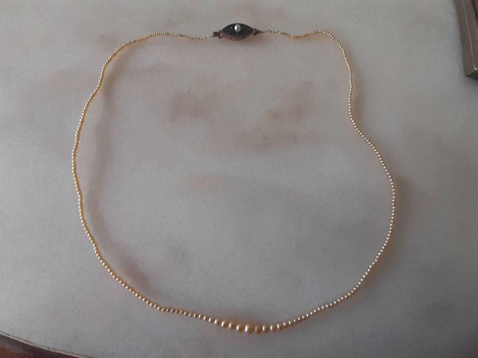 Colar de perolas micro, anos 1930/40, com fecho ouro