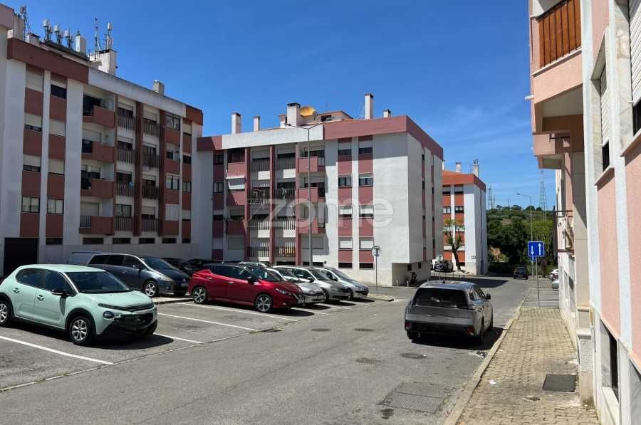 Arrenda-se Garagem (Box) com Luz natural - Queluz