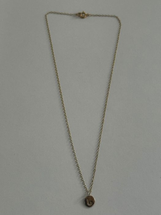 Corrente com pingente com a inicial J