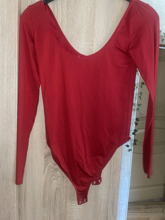 Боді червоне з вирізом на грудях тв спині