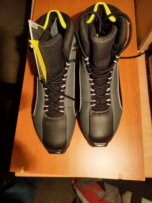 Лыжные ботинки. .