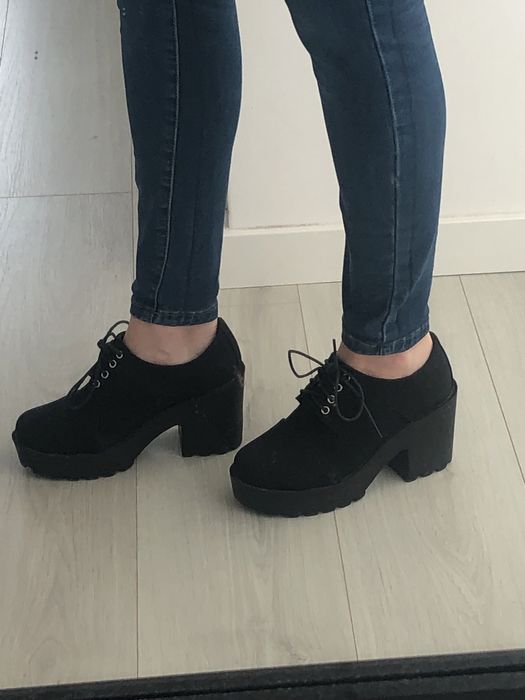 2 Sapato preto de tacao altos